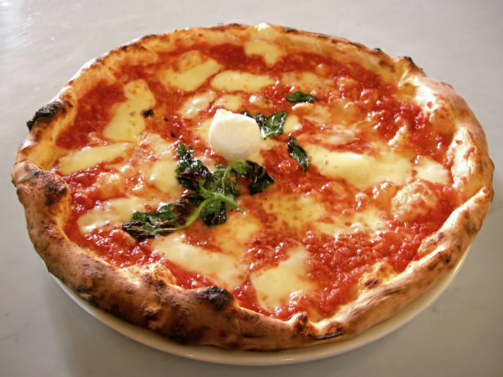 Pizza Neapolitan, hay còn gọi là pizza Napoletana, là một loại pizza có nguồn gốc từ Naples, Ý. Được biết đến với các nguyên liệu đơn giản nhưng tươi ngon như bột nhào cơ bản, cà chua sống, phô mai mozzarella tươi, húng quế tươi và dầu ô liu, pizza Neapolitan không có chỗ cho các lớp phủ phức tạp. Đặc điểm nổi bật của pizza Neapolitan là thường có nhiều nước sốt hơn phô mai, làm cho phần giữa của bánh hơi ướt, phù hợp cho một bữa ăn cá nhân với kích thước khoảng 10 đến 12 inch.