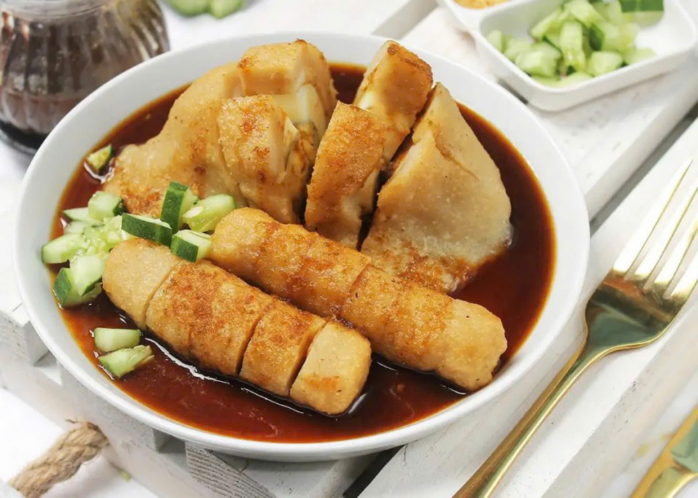 Pempek , mpek-mpek và còn được gọi một cách thông tục là empek-empek là một món ngon chả cá Indonesia , làm từ cá và sắn , có nguồn gốc từ Palembang , Nam Sumatera , Indonesia .Pempek có phần nhân là một quả trứng nhỏ, được bọc với cá và bột để chiên giòn Pempek được phục vụ với nước sốt chua ngọt đậm đà gọi là kuah cuka hoặc kuah cuko