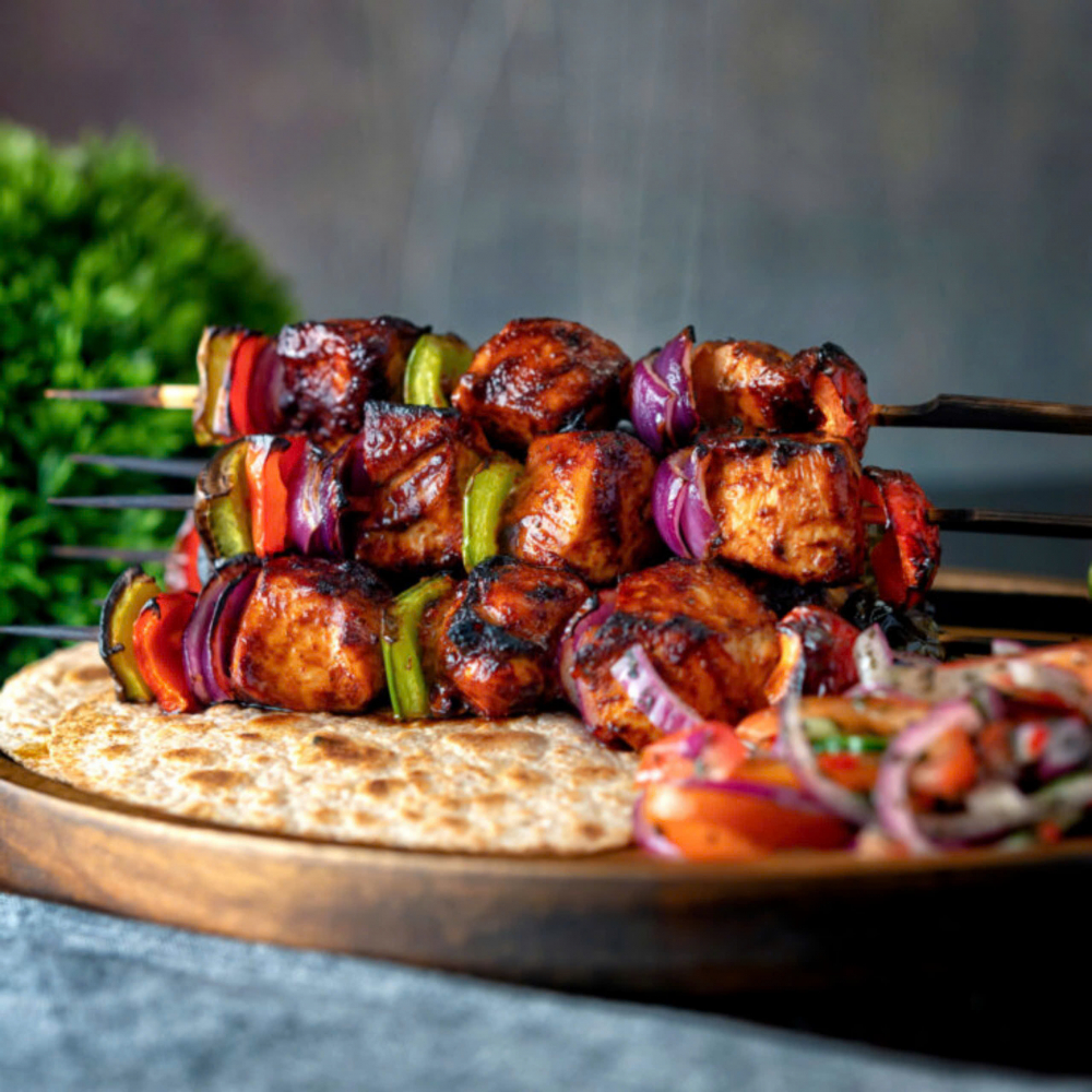  Shashlik là món thịt nướng có truyền thống lâu đời nhất ở Nga. Người Nga thường nướng trên than hồng. Thịt trước khi đem nướng phải được tẩm ướp bằng công thức riêng. Mỗi gia đình Nga lại có những gia vị và cách thức ướp thịt riêng cho nên món thịt nướng có những hương vị hấp dẫn.  Shashlik – Món thịt nướng lâu đời ẩm thực Nga – Thịt để qua một đêm trong tủ lạnh, có ướp đường, vừa đủ lên men chua thì khi nướng mới đủ vị. Thường người ta dùng thịt lợn hoặc thịt cừu.