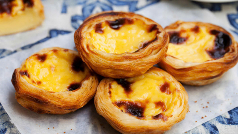 Pastel de Nata là một loại bánh tart trứng sữa với độ lớn khoảng 2 – 3 đầu ngón tay. Có hai điều bắt buộc phải có: lớp vỏ giòn (kể cả sau khi đã để lâu) và lớp kem trứng sữa béo ngậy bên trong.  Món bánh này được coi là niềm tự hào của thủ đô Lisbon. Các hàng bánh tại đây hầu hết đều có pastel de nata trong thực đơn, và cuộc cạnh tranh danh hiệu “Bánh pastel de nata ngon nhất Lisbon” là một cuộc cạnh tranh vô cùng khốc liệt.