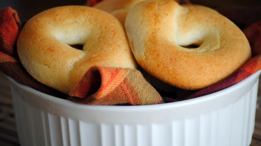 Pandebono hay pan de bono là một loại bánh mì Colombia làm từ bột sắn , phô mai , trứng và ở một số vùng của đất nước, có thêm bột ổi . Theo truyền thống, bánh mì này được dùng kèm với sô cô la nóng, vẫn còn ấm sau khi nướng vài phút.