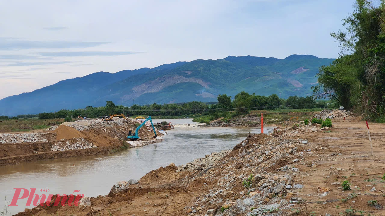 Bờ sông Quảng Huế đoạn qua thôn Phú Nghĩa, xã Đại An, huyện Đại Lộc đã bị sạt lở từ cuối năm 2020. Người dân ở đây cho biết nguyên nhân cơ bản là do đập tạm chặn sông để chuyển nước về Đà Nẵng co Công ty CP Cấp nước Đà Nẵng (Dawaco) thực hiện.