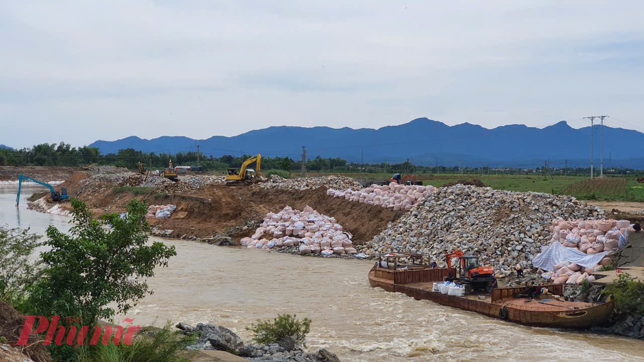 Ông Nguyễn Thành Long – Phó chủ tịch UBND xã Đại An – cho biết: Hiện nay đã bắt đầu mùa mưa bão mà tiến độ thi công kè rất chậm. Nhà thầu đào bới bờ sông phía ruộng của người dân mà chưa thấy có biện pháp kè sớm để gia cố khiến nhân dân lo lắng lũ về sẽ tiếp tục sạt lở.