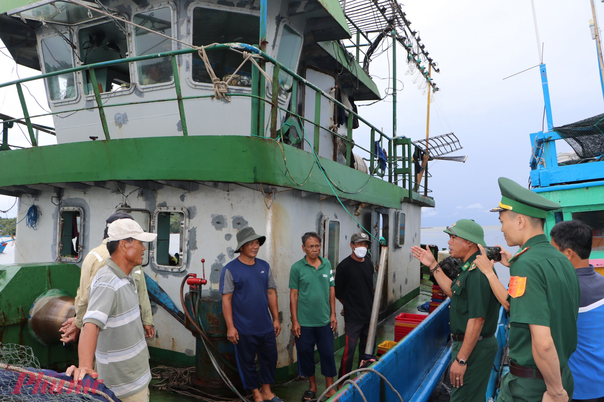 Bộ đội Biên phòng tỉnh Quảng Ngãi tổ chức kiểm đếm tàu thuyền và hướng dẫn người dân phòng chống bão