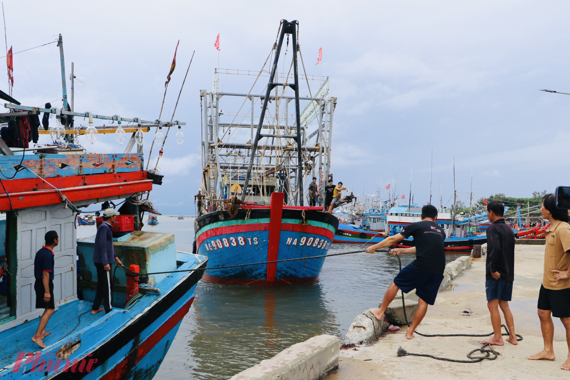 Người dân neo tàu thuyền để phòng tránh bão số 3