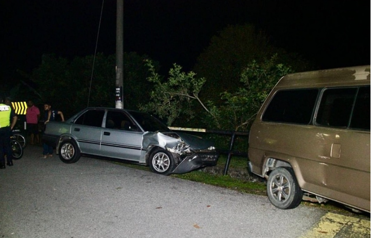 Cậu bé đã mất kiểm soát chiếc xe Toyota Corolla khi đang lái vào cua và đâm vào một chiếc xe tải. ẢNH: CẢNH SÁT SEREMBAN