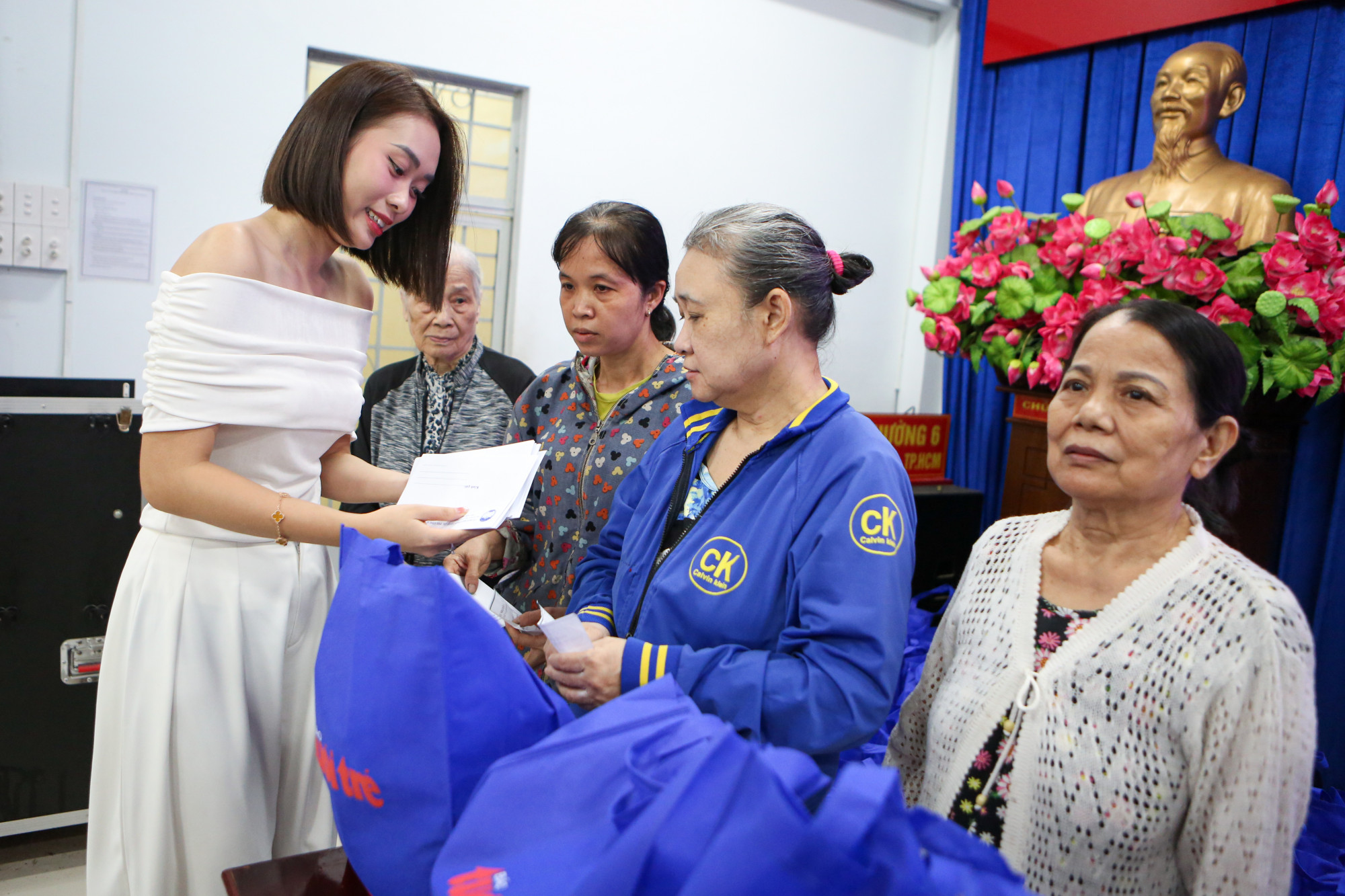 Vừa qua, Miss Peace Vietnam 2022 - Trần Thị Ban Mai đã cùng những người bạn đến trao 200 phần quà cho những hộ gia đình có hoàn cảnh khó khăn ở địa bàn phường 6 quận Gò Vấp nhân dịp trung thu. Người đẹp xuất hiện với trang phục sắc trắng giản dị, mái tóc cắt ngắn sau khi hiến tặng tóc cho bệnh nhân ung thư.