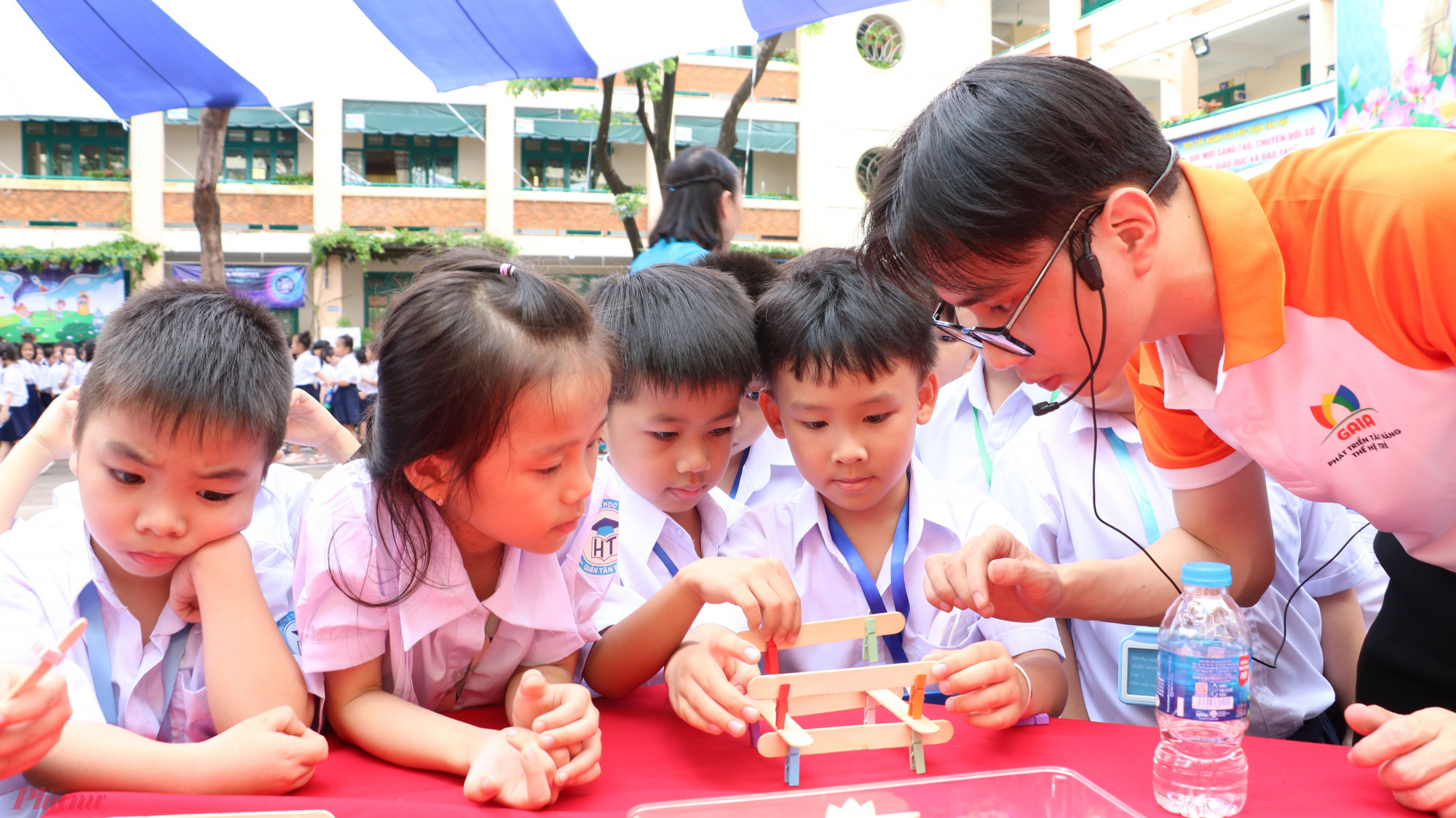 Trạm Kiến trúc sư tài ba rèn luyện sự khéo léo - Ảnh: Trang Thư