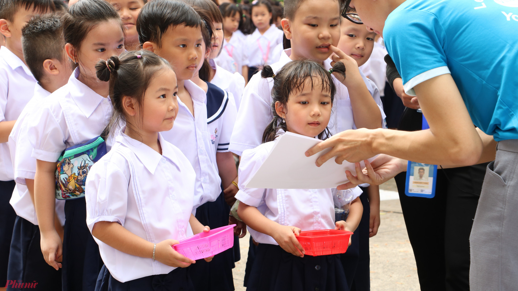 Bà Nguyễn Thị Minh Nguyệt - Hiệu trưởng nhà trường - cho biết, ngày hội đã tạo không khí vui vẻ, phấn khởi cho học sinh trước năm học mới. Đồng thời, các trò chơi cũng kích thích sự tò mò, mong muốn tìm hiểu các kiến thức, lĩnh vực mới của học sinh - Ảnh: Trang Thư