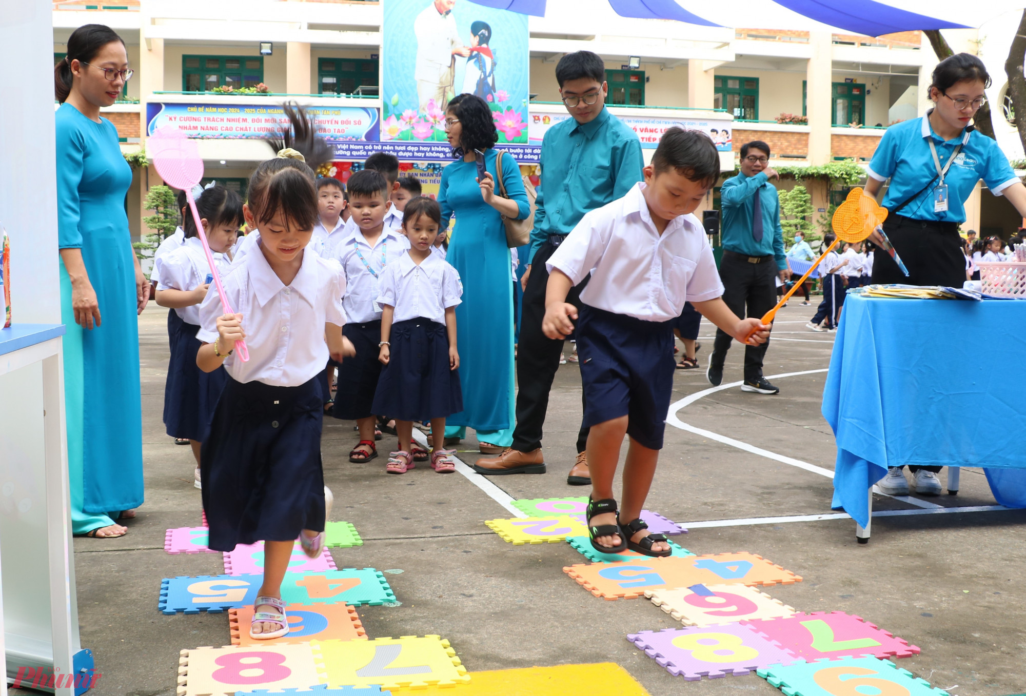 Trong thời tiết nắng ấm, những trò chơi vận động phát huy triệt để giá trị của mình khi thu hút được đông đảo học sinh tham gia - Ảnh: Trang Thư