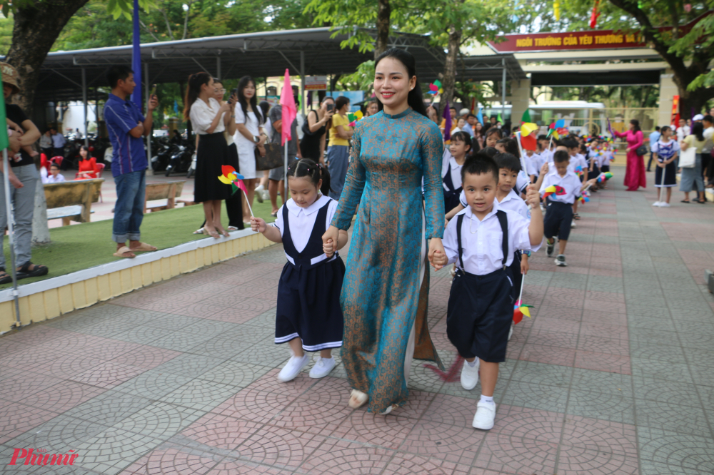 Cô trò tường Tiểu học học Quang Trung TP Huế vui vẻ, tự tin bước vào năm học mới