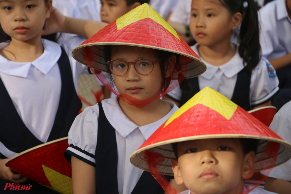 Các em học sinh trở lại trường học sau kỳ nghỉ hè