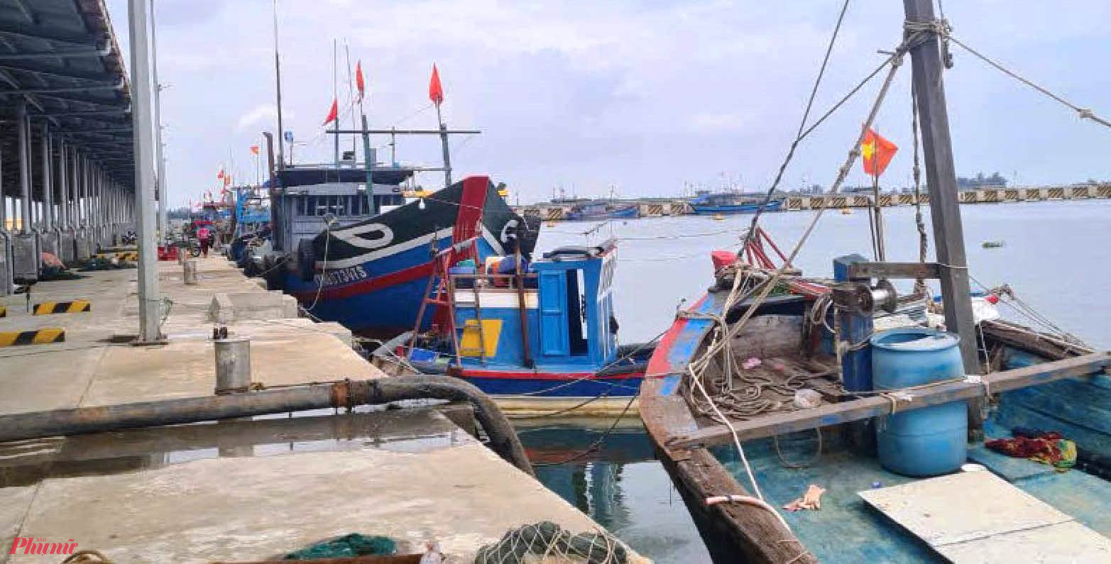 Tàu thuyền vào neo đậu tránh trú bão số 3 tại cảng cá Vinh Hiền (huyện Phú Lộc, Thừa Thiên Huế)