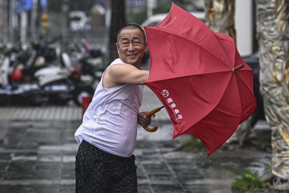 Một người đi bộ đi ngược gió trên phố ở Hải Khẩu, tỉnh Hải Nam, ngày 6/9 - Ảnh: Xinhua