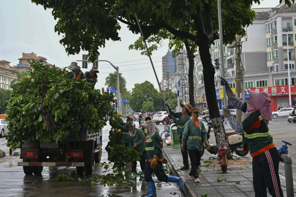 Công nhân cắt tỉa cành cây trước khi bão Yagi đổ bộ vào Hải Khẩu, tỉnh Hải Nam, miền nam Trung Quốc, ngày 5/9