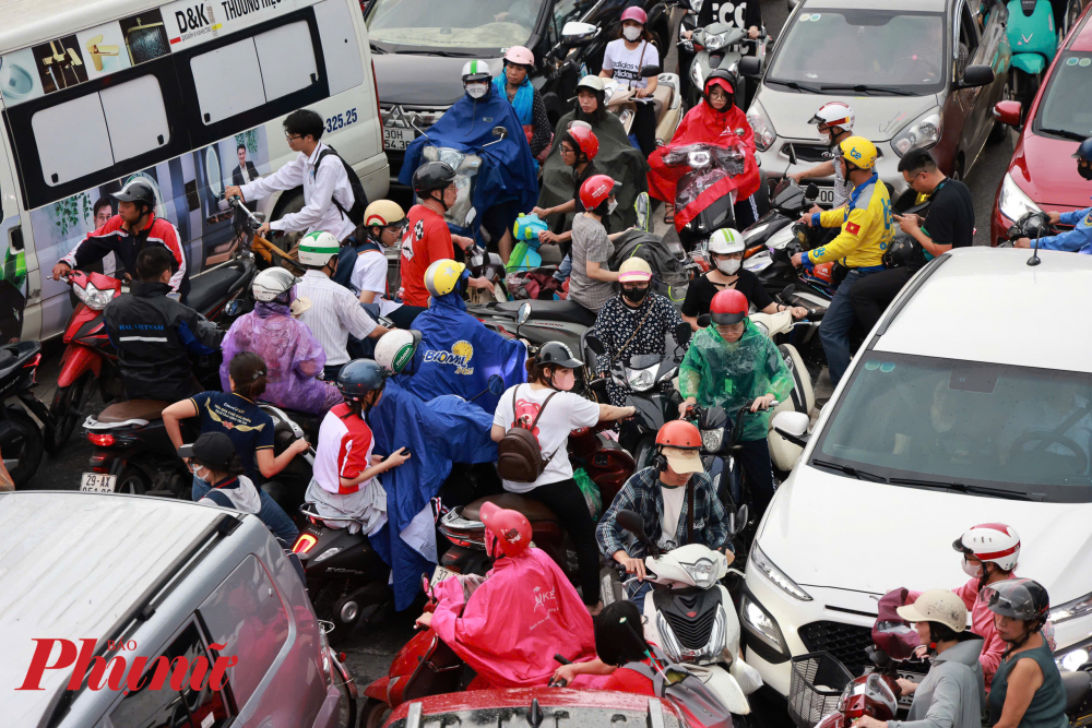 Tình trạng giao thông hỗn loạn khi lưu thông qua đường Thái Hà, đoạn qua Trung tâm chiếu phim Quốc gia.