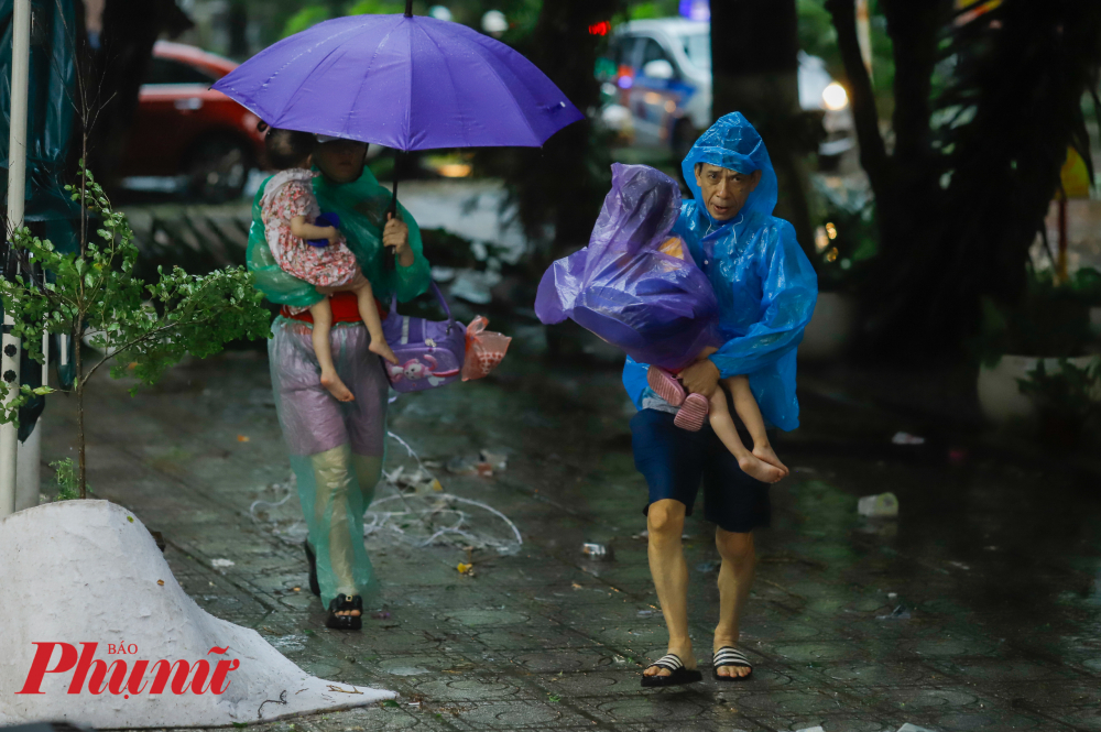 Nhiều người phải tranh thủ đón trẻ sớm lúc đang mưa to nhất vì lo sợ mưa lớn không ngừng tiếp tục kéo dài.