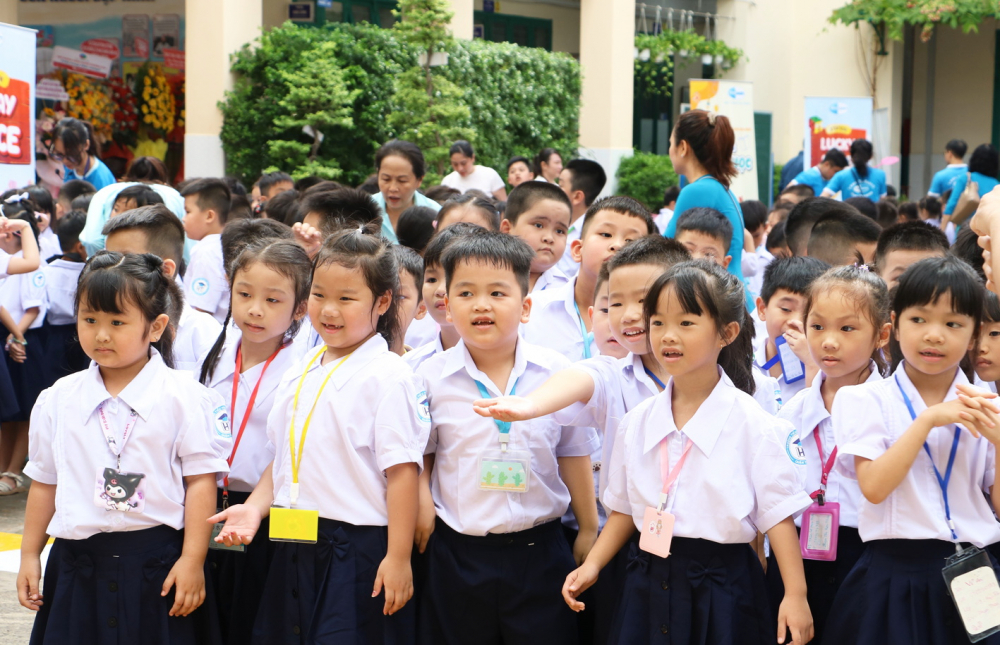 Học sinh lớp Một trong ngày khai giảng năm học mới 