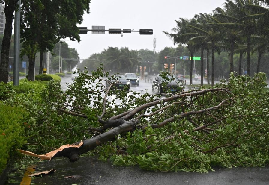 Những cành cây gãy rải rác trên đường phố Hải Khẩu, tỉnh Hải Nam - Ảnh: Xinhua