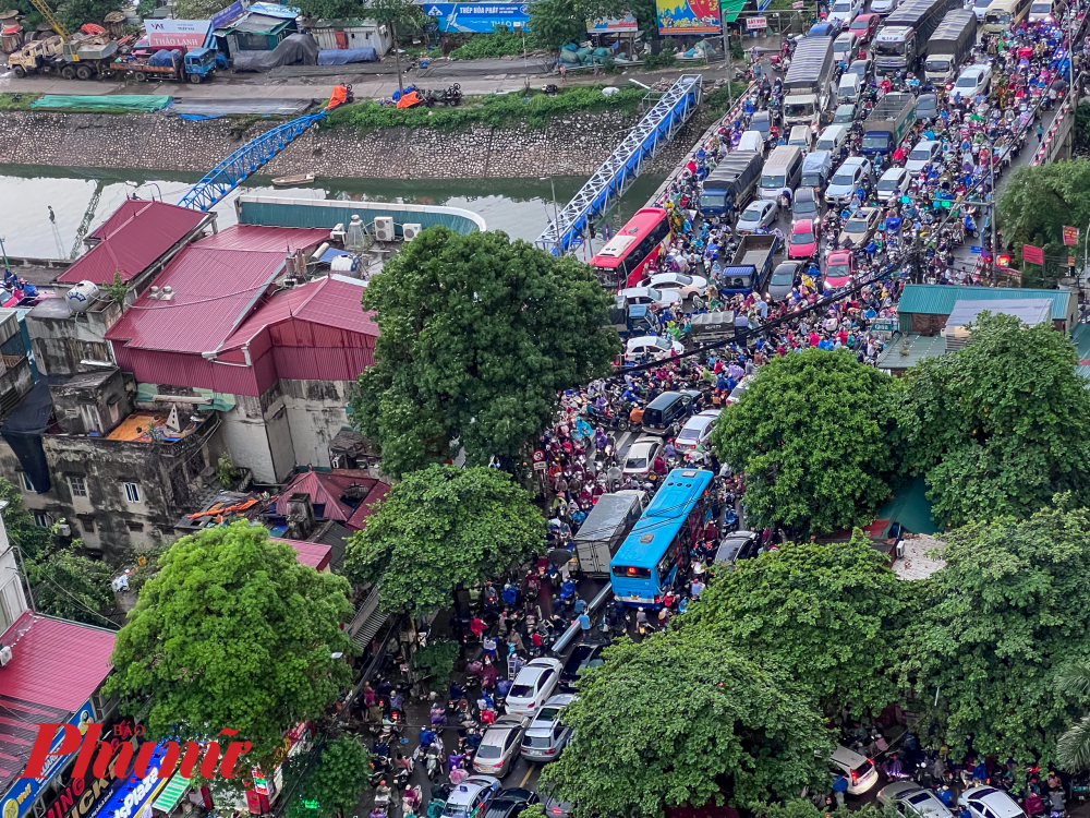 Gần 1 tiếng sau cơn mưa lớn, tình trạng giao thông tại khu vực này vẫn đang ùn tắc nghiêm trọng.