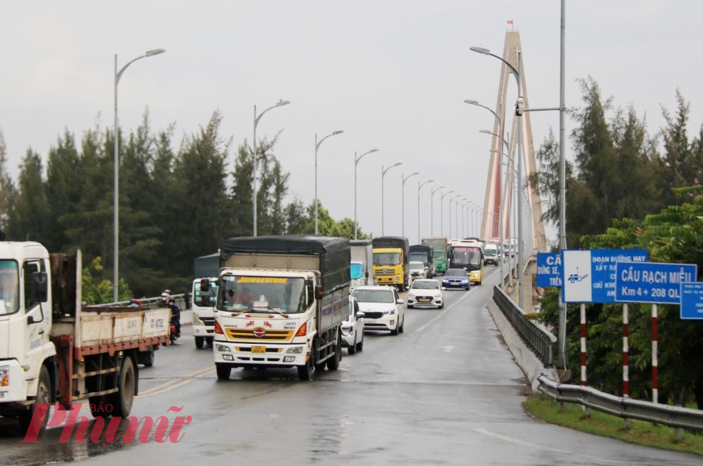 Cầu Rạch Miễu mỗi ngày có hàng ngàn lượt phương tiện lưu thông qua lại - Ảnh: Thanh Lâm