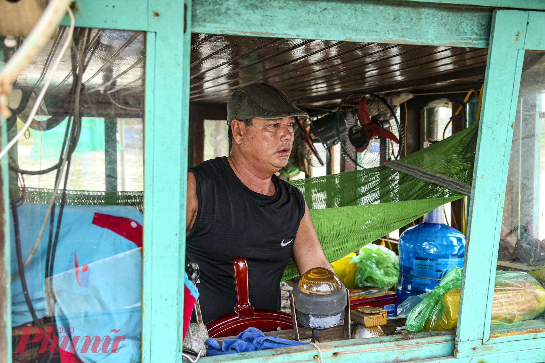 “Nghe thông tin về siêu bão Yagi sẽ tiến vào đất liền, ngư dân chúng tôi lo lắm, lo về tài sản cả trên bờ lẫn dưới biển. Trong 10 năm trở lại đây, chưa có cơn bão nào gây thiệt hại lớn tại đây, tuy nhiên sống bám biển tài sản chính là chiếc thuyền nên chẳng ai dám chủ quan.” Ông Hiệu lo lắng.