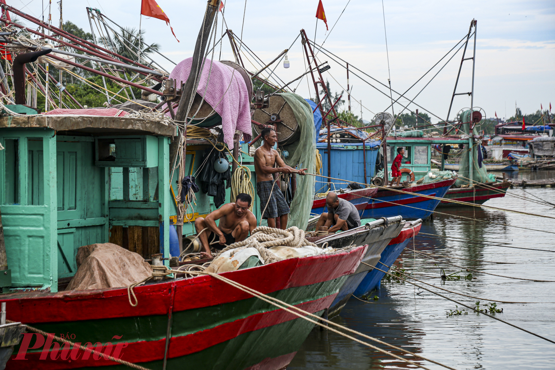 Người dân hối hả chằng chéo, di chuyển tàu thuyền trước siêu bão.