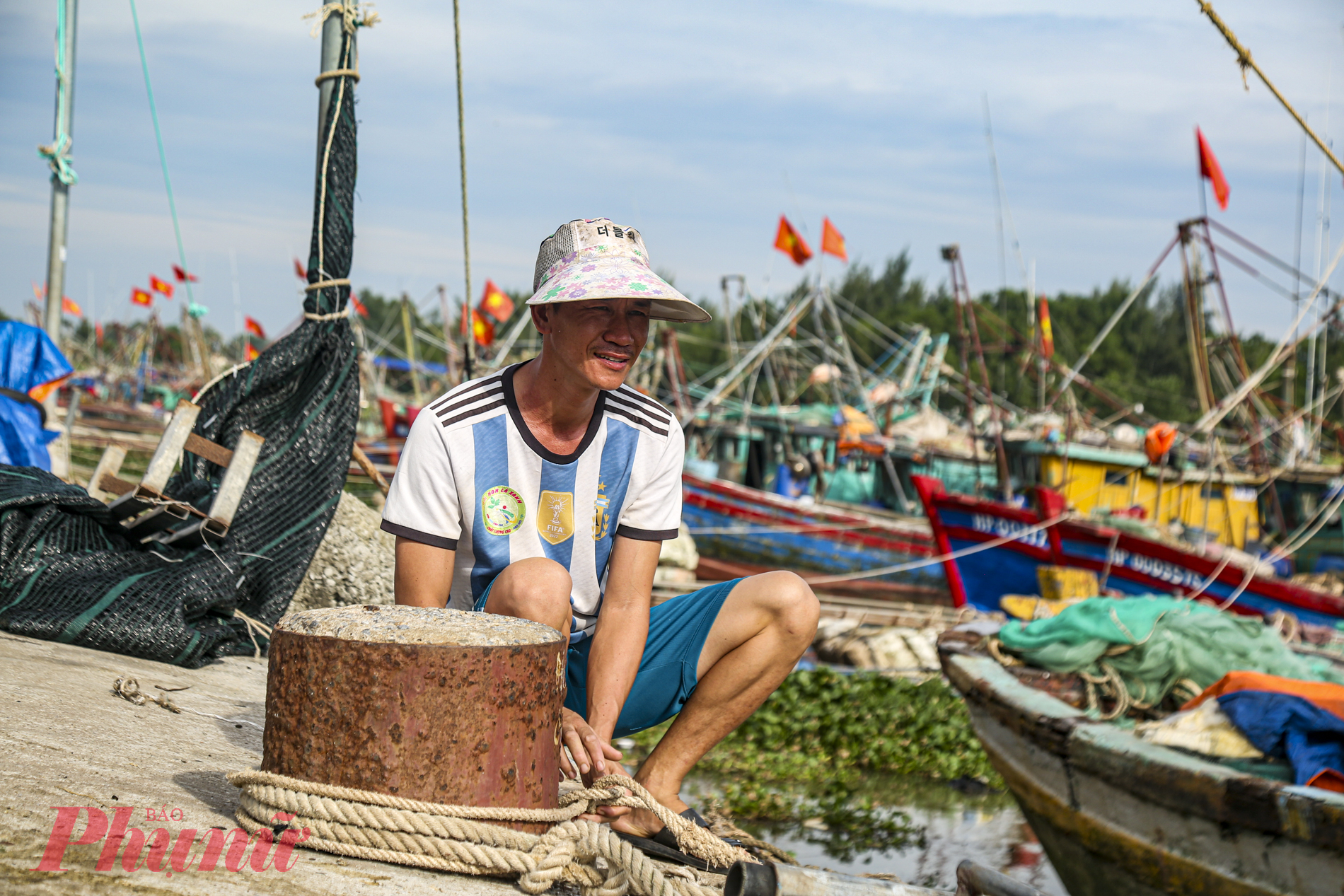 Tại khu vực này, thời tiết vẫn nắng ráo,chưa có dấu hiệu của cơn bão. Tuy nhiên, theo kinh nghiệm “soi bão” của những ngư dân tại đây, trước khi cơn bão đổ bộ thời thiết sẽ rất oi nóng.