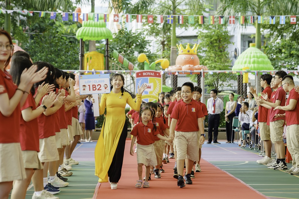 Học sinh lớp Một tại Royal School Phú Lâm đồng hành với các anh chị “Royal-er”, vui tươi chào đón năm học mới - Ảnh: Royal School