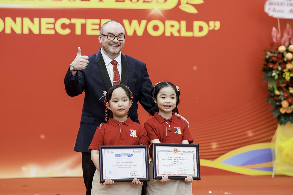 Học sinh Royal School hạnh phúc bên bạn bè, thầy cô trong ngày khai giảng năm học mới - Ảnh: Royal School