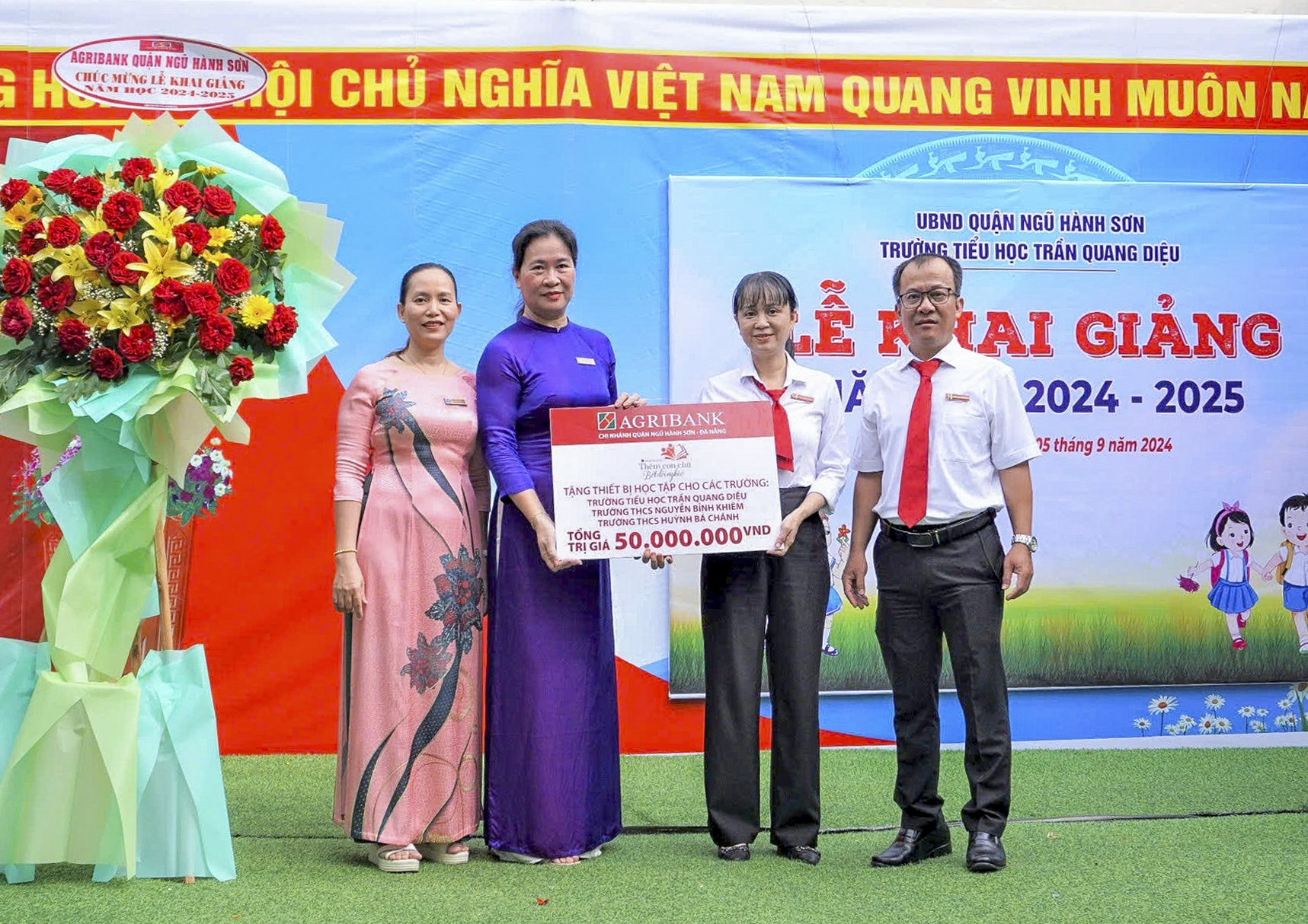 Đại diện Trường tiểu học Trần Quang Diệu, quận Ngũ Hành Sơn, TP Đà Nẵng nhận biểu trưng trao tặng từ Agribank - Ảnh: Agribank