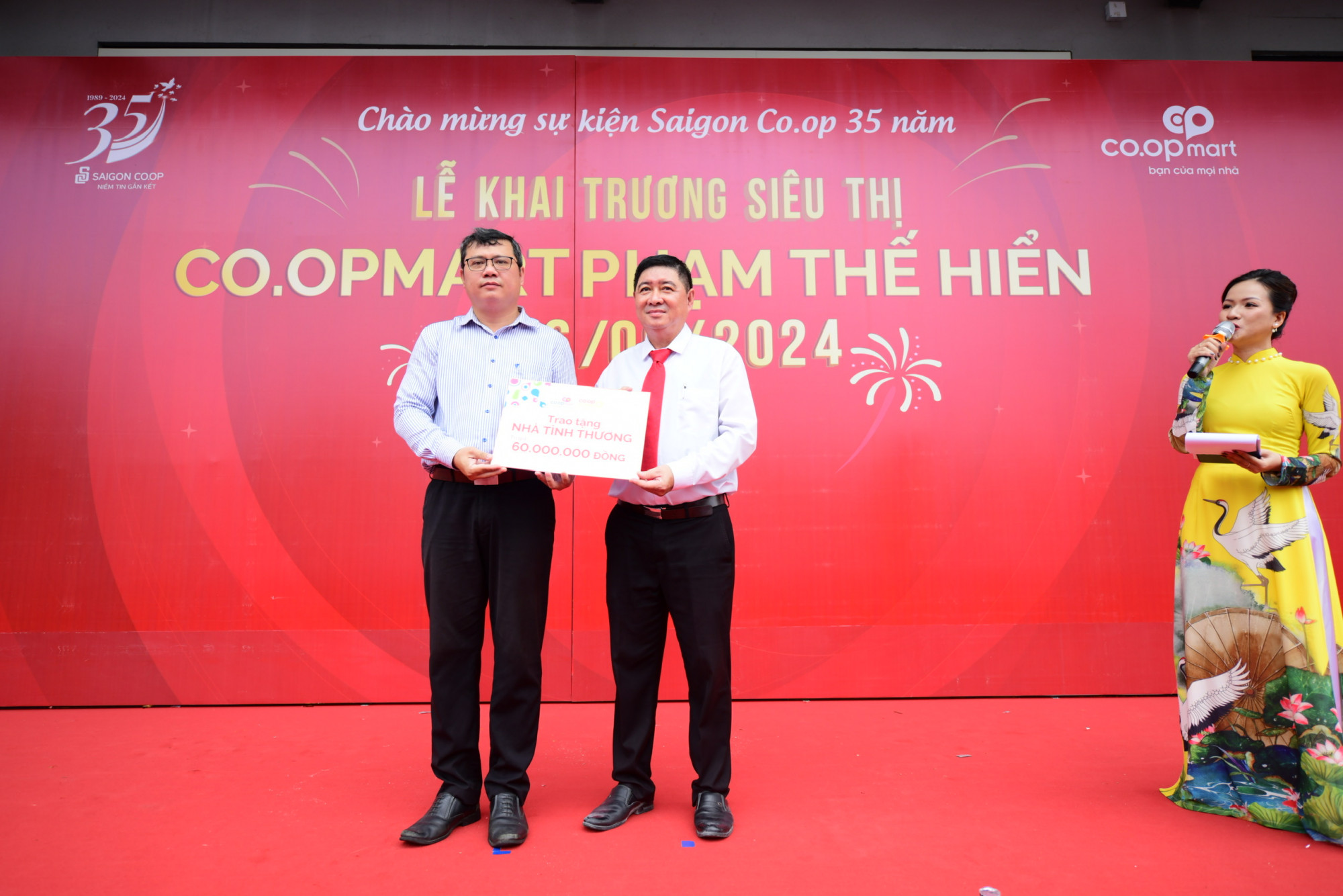 Saigon Co.op trao tặng nhà tình thương trị giá 60.000.000 đồng đến Ủy ban mặt trận Tổ quốc Việt Nam phường 6, quận 8 - Ảnh: Quang Định