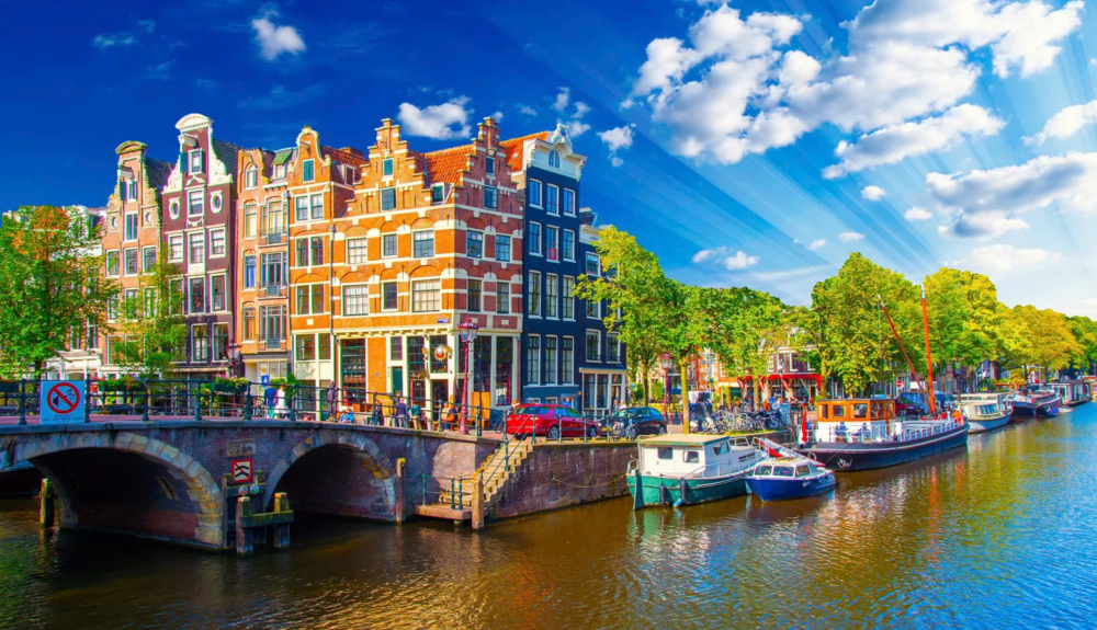 Amsterdam nổi tiếng bởi vẻ đẹp cổ kính và có phần trầm lắng giữa ChâuÂu sôi động. Thành phố này sở hữu nét đẹp cổ kính và có phần trữ tình, mang đậm chất thi ca. Dấu ấn đặc biệt tại Amsterdam chính là hệ thống sông ngòi, kênh rạch đặc biệt. Nhờ kết cấu ấy, Amsterdam còn được mệnh danh là Venice phương Bắc của Hà Lan.  