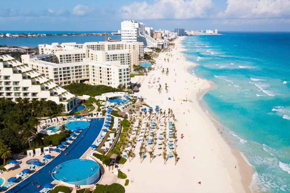 Cancun là một vùng đất xinh đẹp nằm trên bờ biển phía Đông của bán đảo Yucatan. Đây là một trong những thành phố du lịch nổi tiếng của đất nước Mexico xinh đẹp và hữu tình. Với vẻ đẹp của những bãi biển xanh trong và bức tranh văn hóa Maya cổ xưa sống động, 