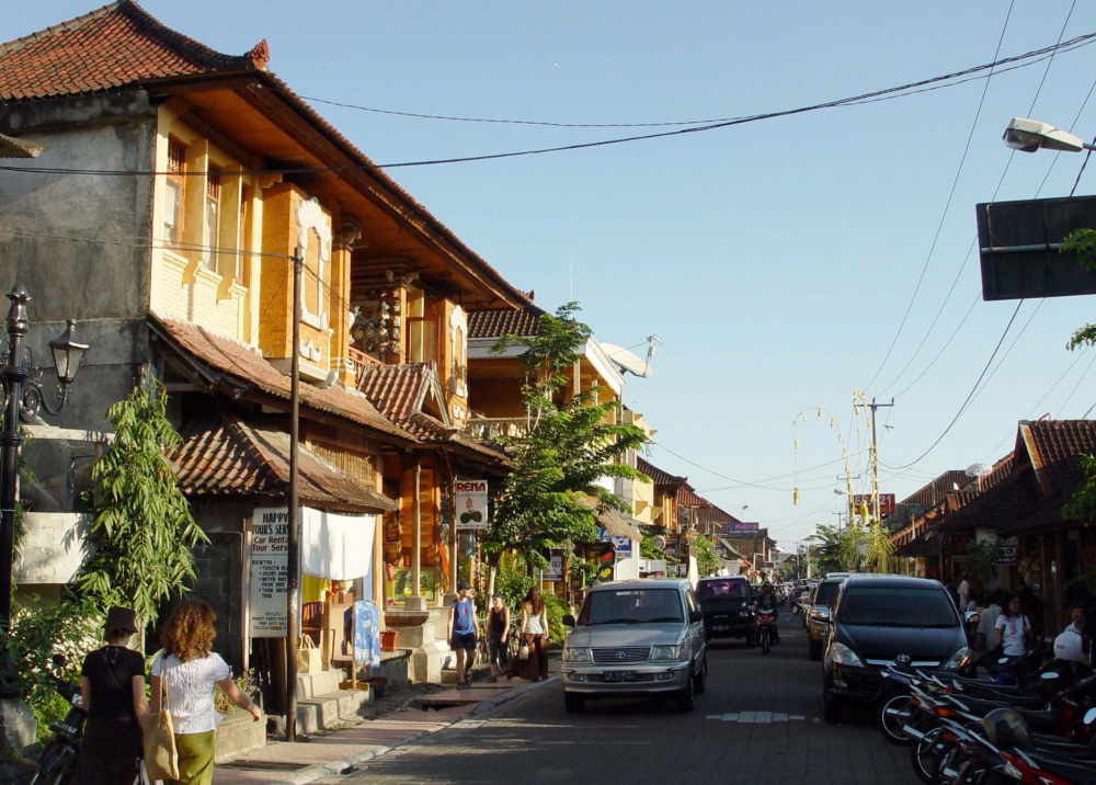 Đến với thị trấn Ubud thì ngoài việc chiêm ngưỡng vẻ đẹp của các thửa ruộng bậc thang, đến thăm các ngôi đền cổ thì bạn cũng không nên bỏ qua việc đi dạo quanh những khu chợ đặc sản. Tại đây bạn có thể thưởng thức nhiều món ngon mới mẻ như  Nasi Goreng, Nasi Goreng