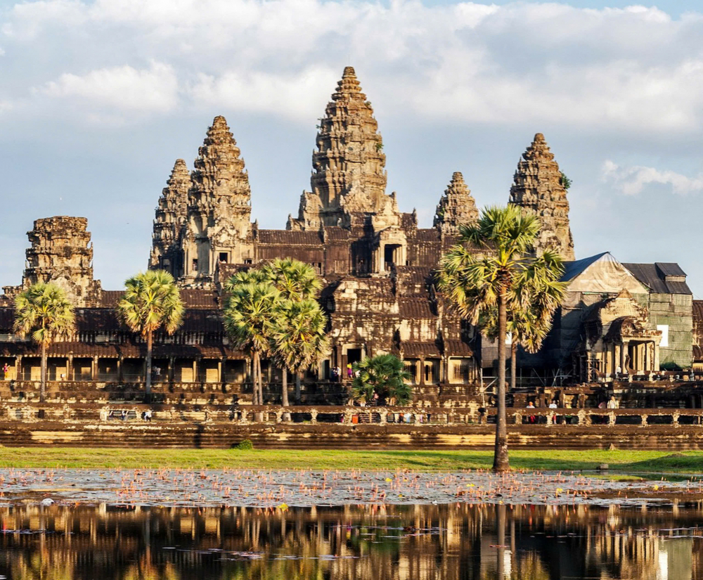 Siem Reap là thành phố không chỉ nổi tiếng với những tàn tích Angkor Wat tuyệt đẹp - di tích tôn giáo lớn nhất thế giới, mà nơi đây còn sở hữu vô số công trình được xây dựng theo nhiều kiến trúc kiểu thuộc địa và kiểu Á Đông độc đáo. Điểm đặc trưng nhất mà bạn có thể cảm nhận được khi đến đây chính là không khí linh thiêng và cổ kín bao trùm.