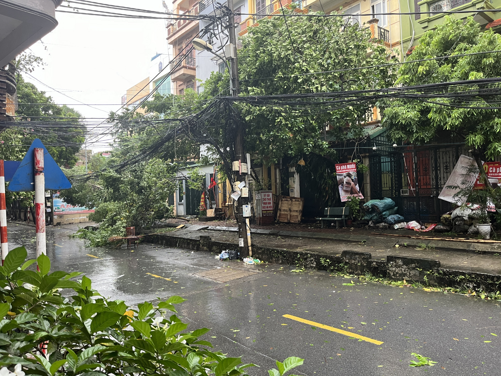 tập trung kêu gọi, vận động người dân khẩn trương về nơi cư trú an toàn; tránh tư tưởng phó mặc trong công tác phòng, chống bão cho cơ quan chức năng, đặc biệt là tư tưởng chủ quan, lơ là.