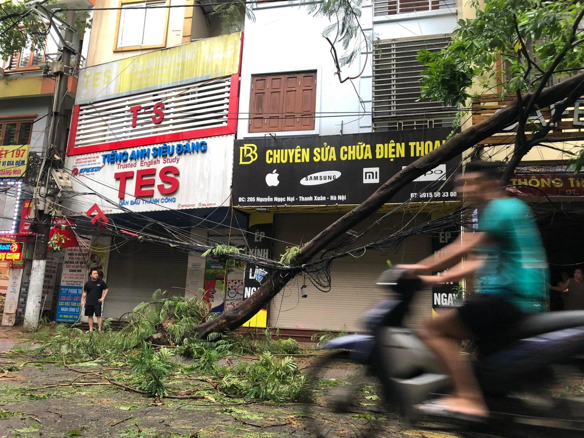 Chủ tịch UBND thành phố Hà Nội Trần Sỹ Thanh khuyến cáo người dân thành phố không ra khỏi nhà để tránh rủi ro, thiệt hại về người.