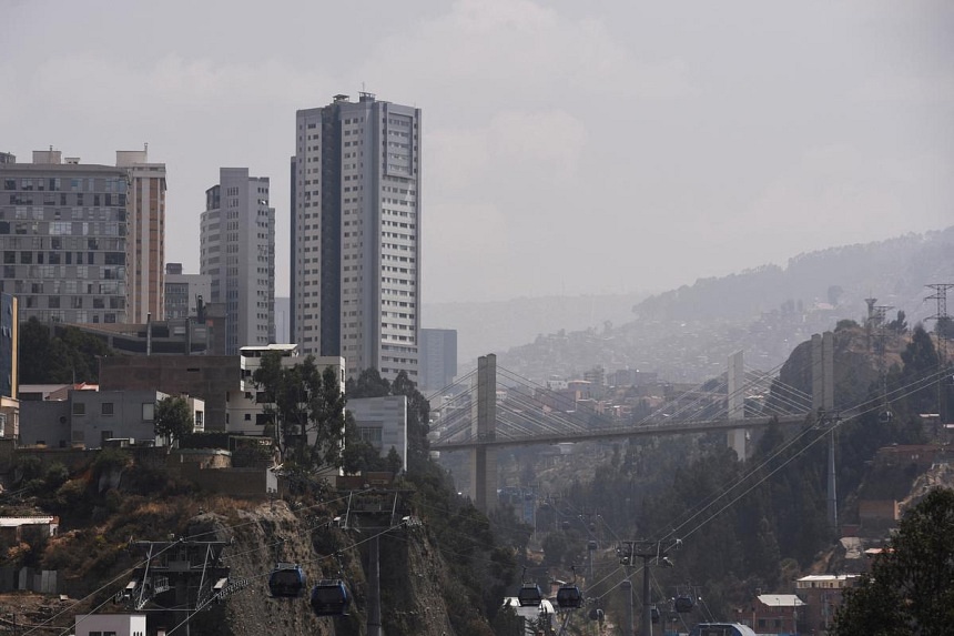 Làn khói do các vụ cháy rừng bao trùm nhiều khu vực ở Bolivia - Ảnh: Reuters