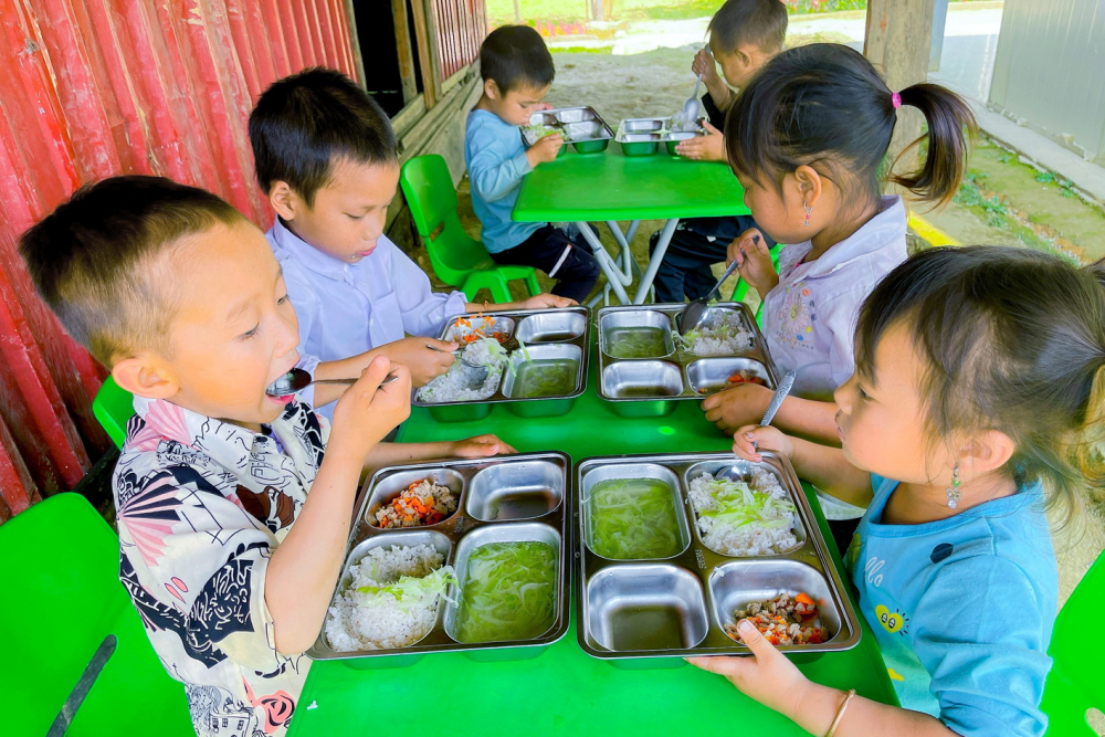 Những bữa cơm trưa của hàng ngàn học sinh ở miền núi Nghệ An có đủ chất dinh dưỡng nhờ sự hỗ trợ từ Dự án nuôi em - ẢNH: ĐỖ NGA