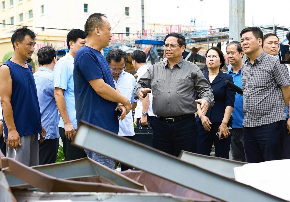 Thủ tướng Chính phủ Phạm Minh Chính động viên người dân trong vùng bị ảnh hưởng của cơn bão số 3 ở tỉnh Quảng Ninh - ẢNH: DƯƠNG GIANG (Thông tấn xã Việt Nam)