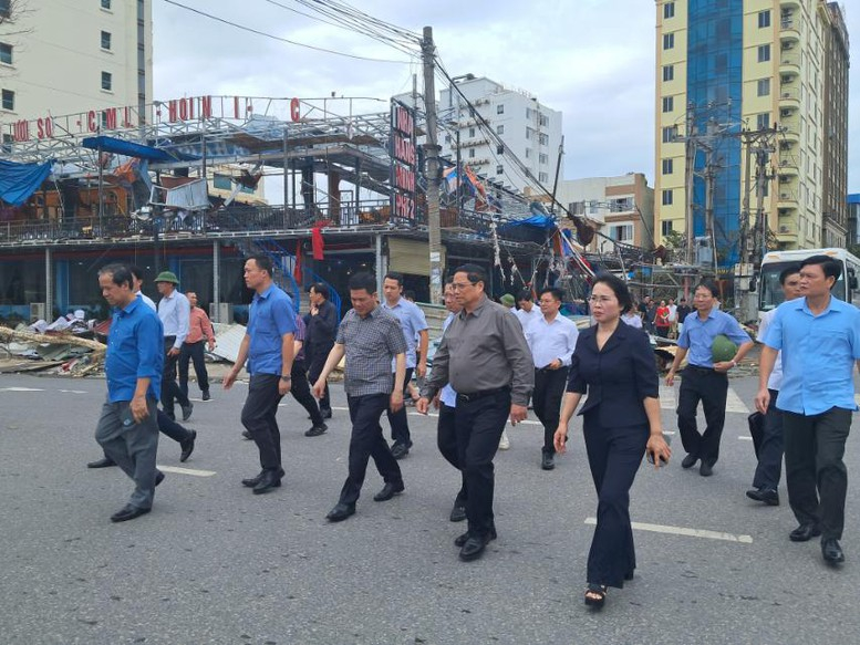 Thủ tướng Phạm Minh Chính đi kiểm tra tình hình các tỉnh bị ảnh hưởng bởi bão Yagi. Ảnh: Chính Phủ