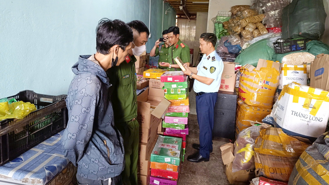 Lực lượng quản lý thị trường kiểm tra bánh trung thu nghi nhập lậu - Ảnh do Cục Quản lý thị trường TPHCM cung cấp