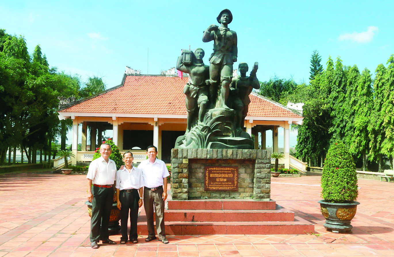 Các đoàn viên xưa trước khu di tích dân công hỏa tuyến Mậu Thân 1968 ở Vĩnh Lộc