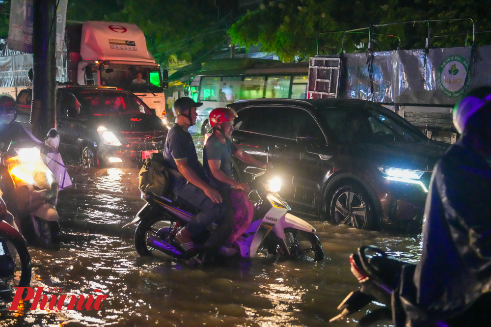 Hàng loạt các phương tiện ùn tắc giữa đêm vượt qua đoạn nước ngập cao.