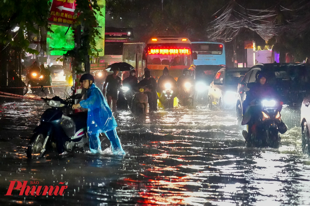 Đến 22g30, khu vực này vẫn ùn tắc cục bộ do lượng phương tiện qua lại đông đúc và nước ngập cao.