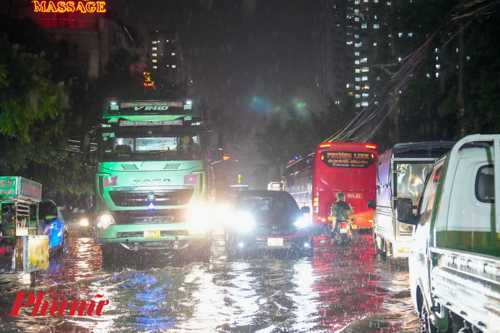 Ban Chỉ huy Phòng chống Thiên tai và Tìm kiếm cứu nạn, UBND TP Hà Nội cũng đã ban lệnh báo động lũ tại các quận huyện ven đê. Do ảnh hưởng của bão Yagi, mưa lớn vẫn diễn biến phức tạp tại Hà Nội gây nguy cơ ngập lụt trên địa bàn Thành phố.