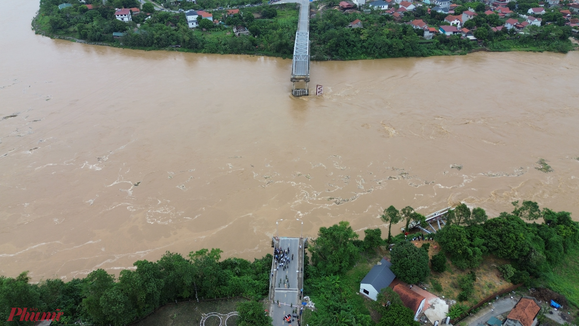 Toàn cảnh cây cầu Phong Châu, Phú Thọ sau khi sập.