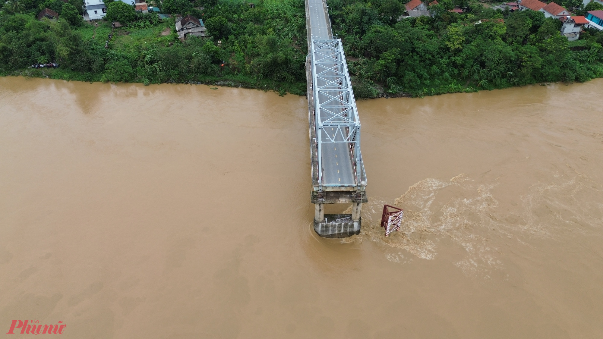 Cầu đột ngột đứt đoạn, đổ sập khiến nhiều người và phương tiện rơi xuống dòng sông Hồng.