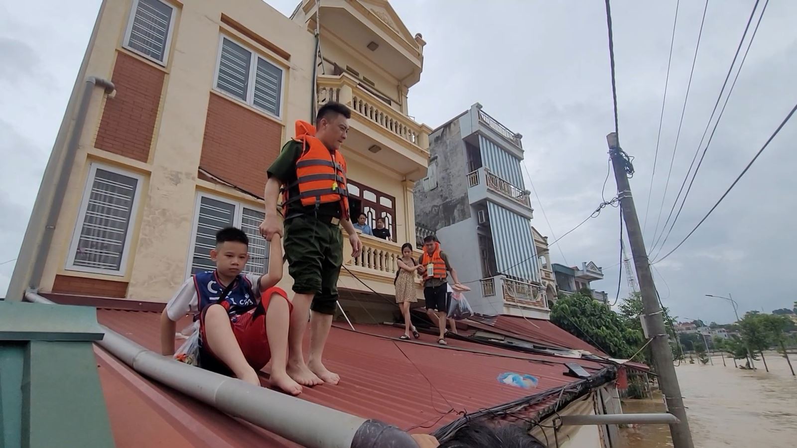 Lực lượng chức năng hỗ trợ di dời người dân ra khỏi vùng ngập lụt, đến nơi an toàn - Ảnh: Báo Cao Bằng